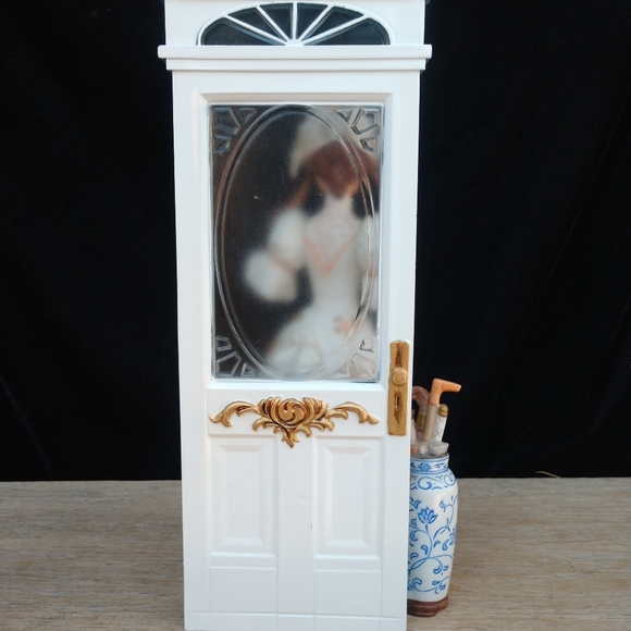 Porcelain Victorian Lady Large Figurine Mrs Albee Fixing Hat in Front of Door - Picture 6 of 6